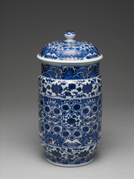 青花波濤番蓮紋蓋罐
