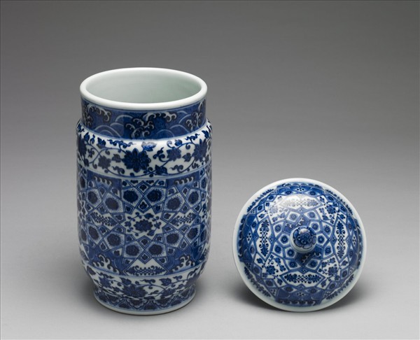 青花波濤番蓮紋蓋罐