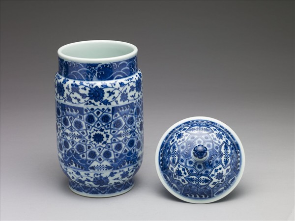 青花波濤番蓮紋蓋罐