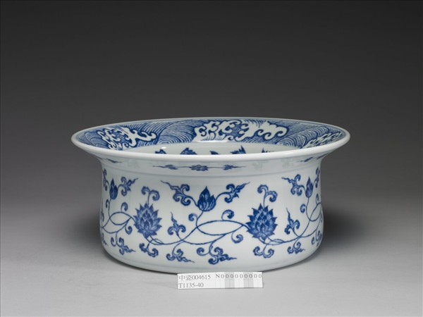 青花纏枝花卉紋折沿水盛