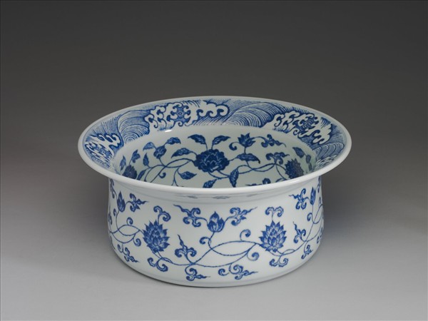 青花纏枝花卉紋折沿水盛