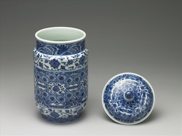 青花波濤番蓮紋蓋罐