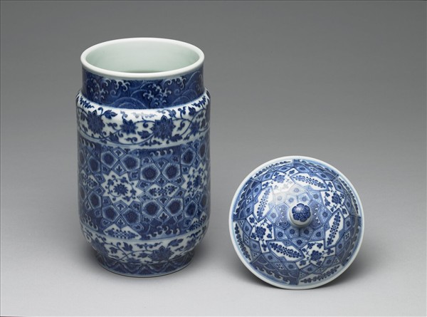 青花波濤番蓮紋蓋罐