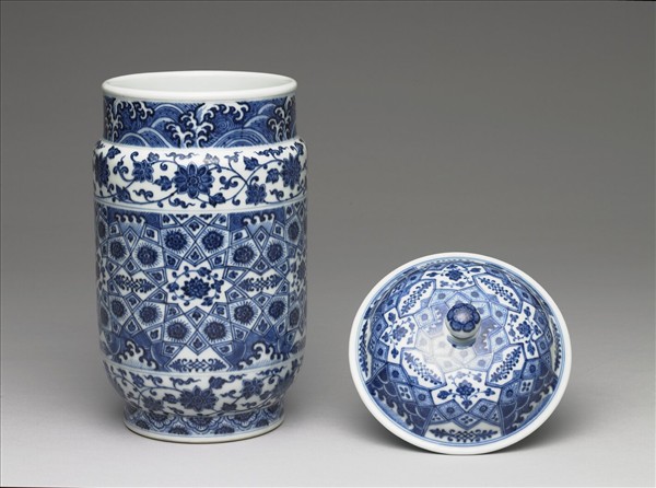 青花波濤番蓮紋蓋罐