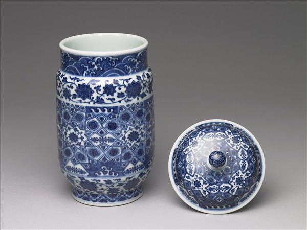 青花波濤番蓮紋蓋罐