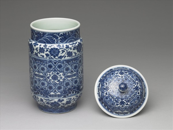 青花波濤番蓮紋蓋罐