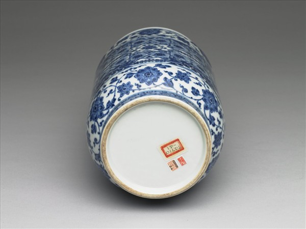 青花波濤番蓮紋蓋罐