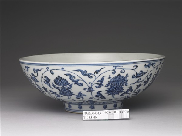 青花蓮托八吉祥紋碗