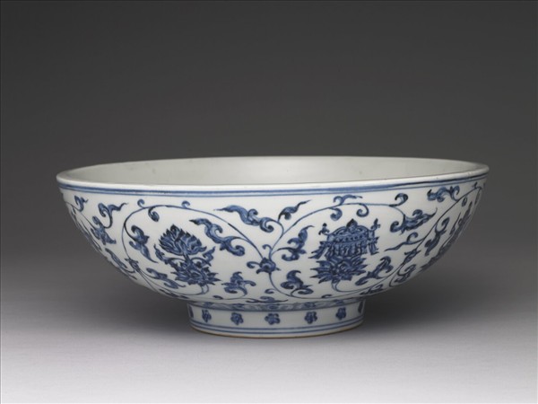 青花蓮托八吉祥紋碗