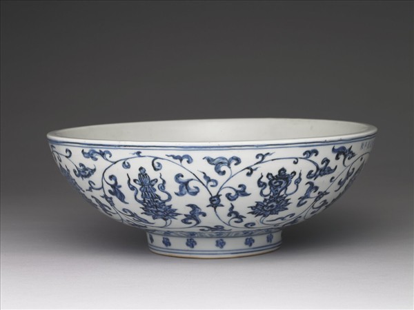 青花蓮托八吉祥紋碗