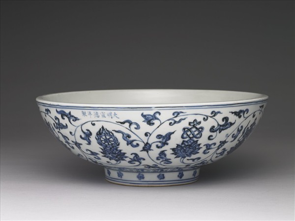 青花蓮托八吉祥紋碗
