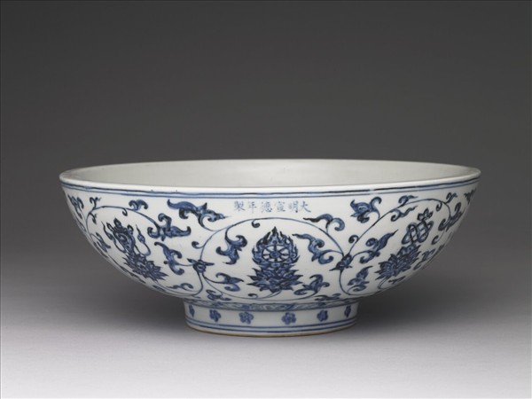 青花蓮托八吉祥紋碗