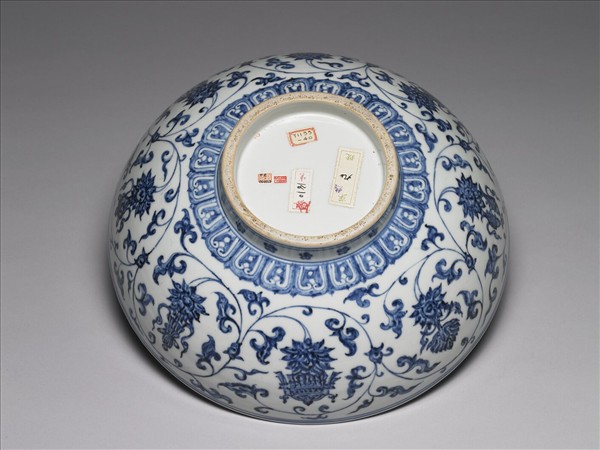 青花蓮托八吉祥紋碗