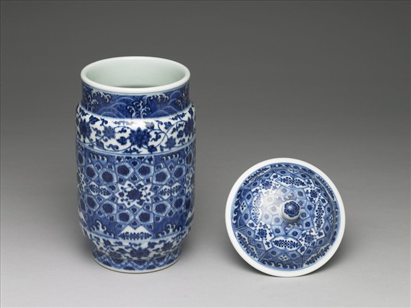 青花波濤番蓮紋蓋罐