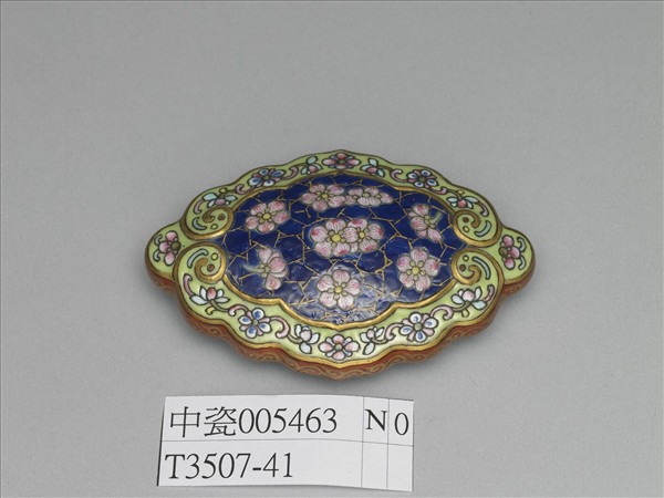 琺瑯彩藍地冰梅紋帶鈎