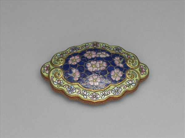 琺瑯彩藍地冰梅紋帶鈎