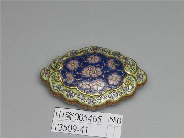 琺瑯彩藍地冰梅紋帶鈎