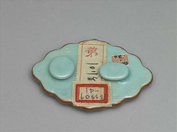 琺瑯彩藍地冰梅紋帶鈎