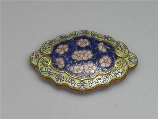 琺瑯彩藍地冰梅紋帶鈎