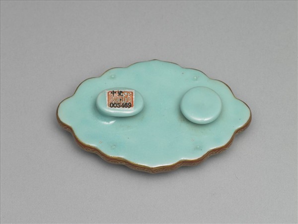 琺瑯彩藍地冰梅紋帶鈎