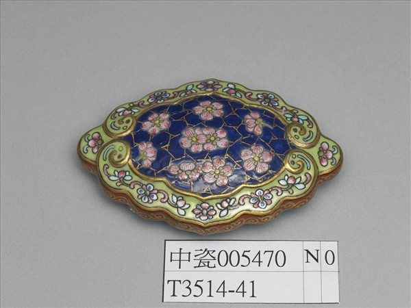 琺瑯彩藍地冰梅紋帶鈎