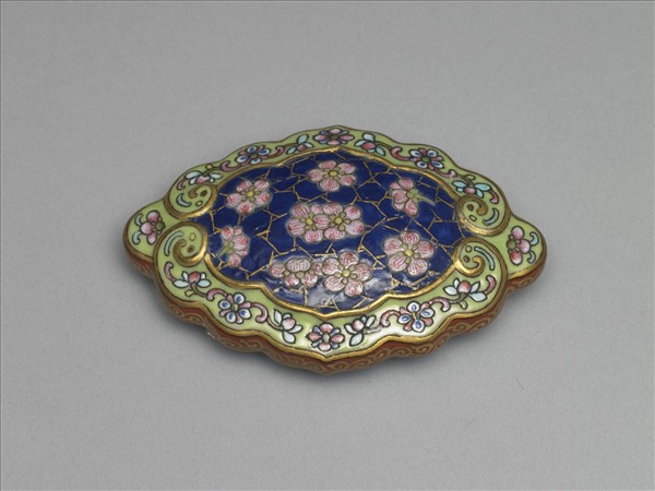 琺瑯彩藍地冰梅紋帶鈎