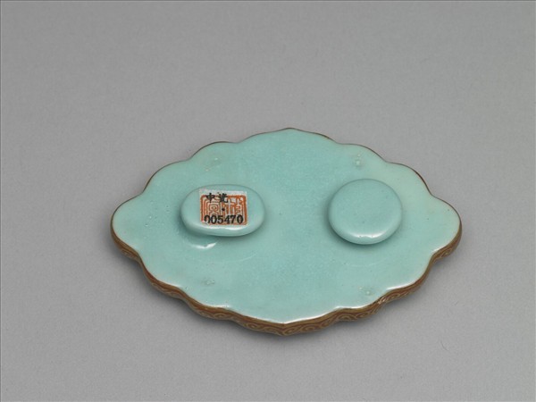 琺瑯彩藍地冰梅紋帶鈎