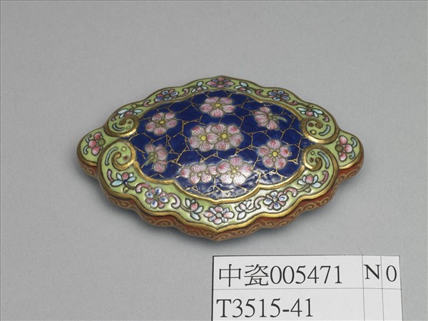 琺瑯彩藍地冰梅紋帶鈎