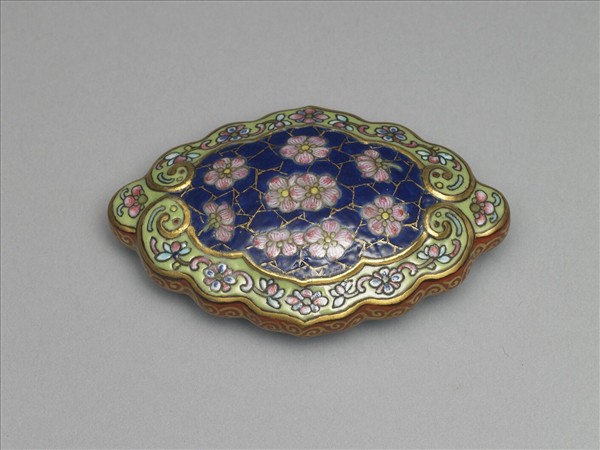 琺瑯彩藍地冰梅紋帶鈎