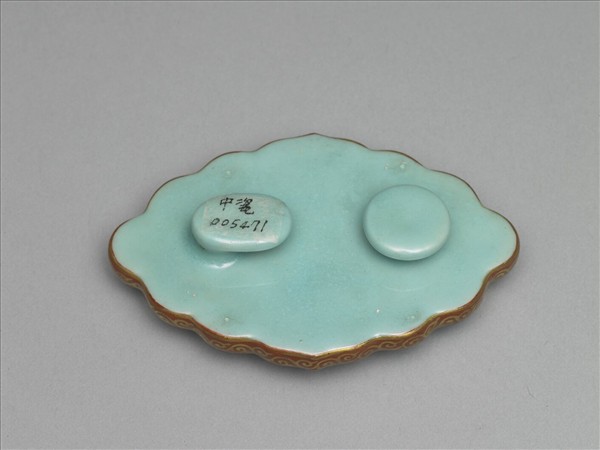 琺瑯彩藍地冰梅紋帶鈎