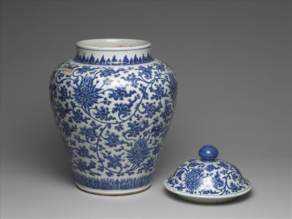 青花番蓮紋蓋罐
