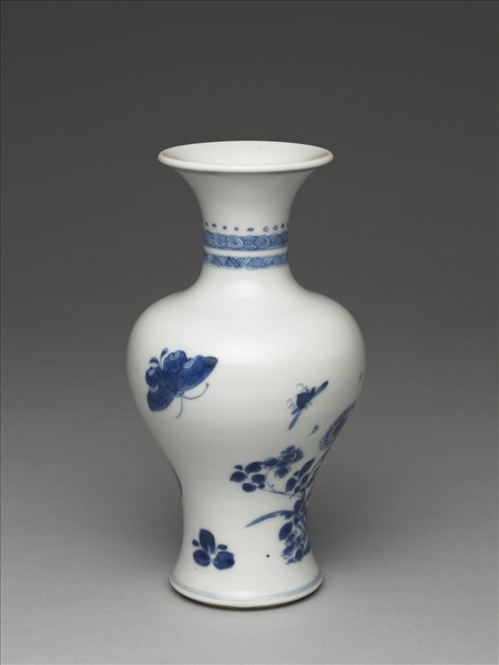 青花花卉瓶
