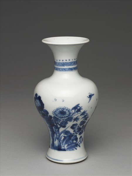 青花花卉瓶