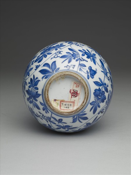 青花纏枝花卉紋膽瓶