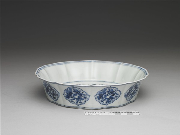 青花龍鳳紋葵式洗