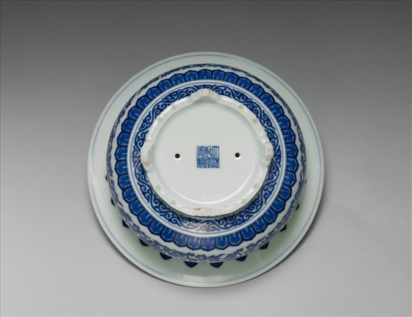 青花番蓮紋花盆
