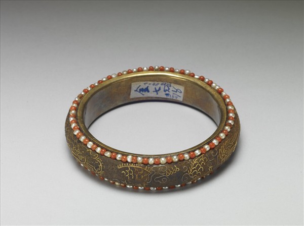 茄楠木嵌珠龍紋鐲
