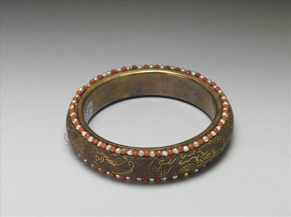 茄楠木嵌珠龍紋鐲