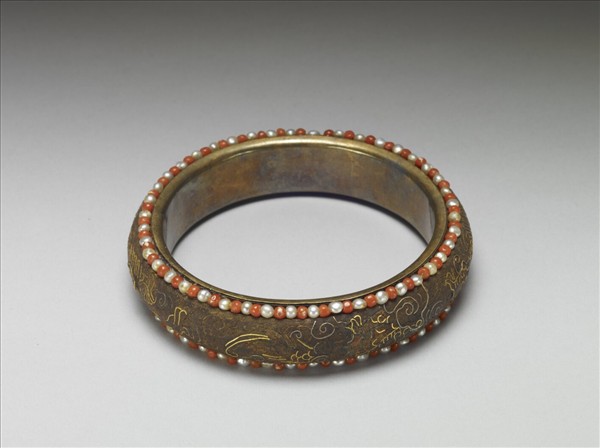 茄楠木嵌珠龍紋鐲
