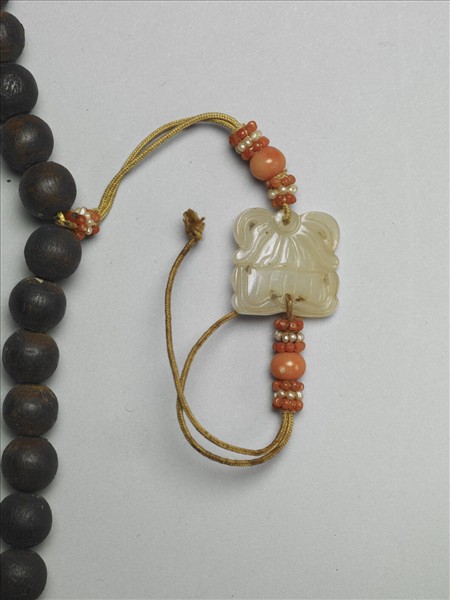 沉香木玉墜飾數珠