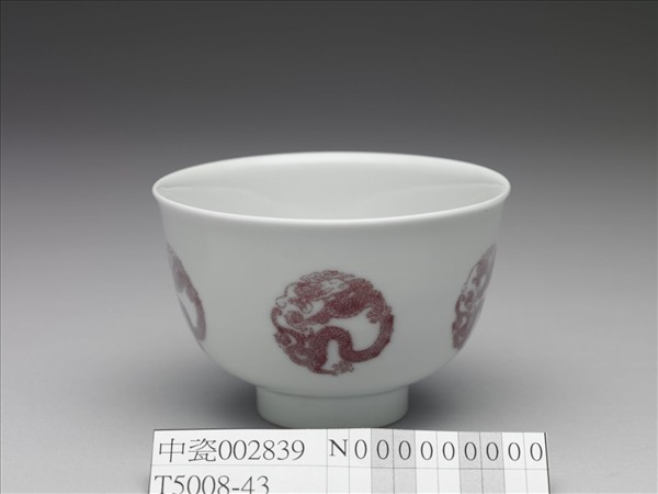 白瓷釉裡紅團龍紋杯