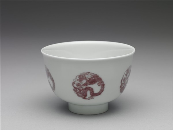 白瓷釉裡紅團龍紋杯