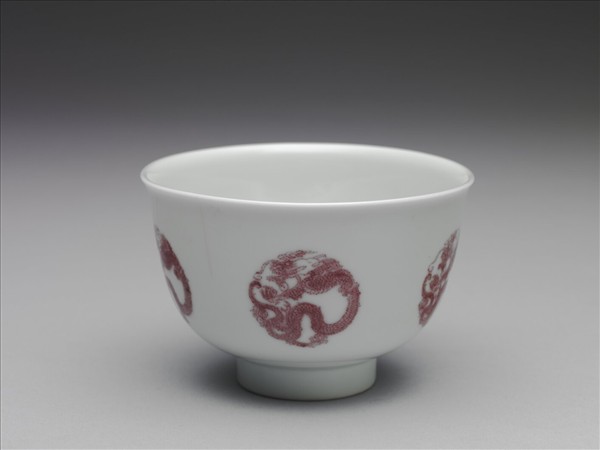 白瓷釉裡紅團龍紋杯