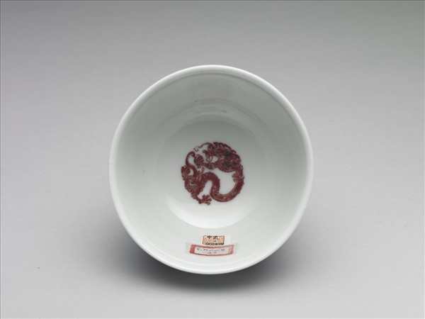 白瓷釉裡紅團龍紋杯