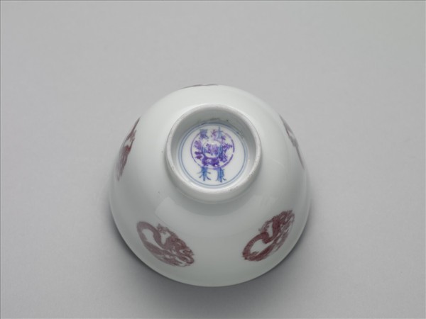 白瓷釉裡紅團龍紋杯