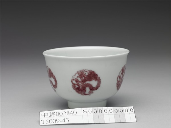 白瓷釉裡紅團龍紋杯