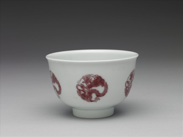 白瓷釉裡紅團龍紋杯