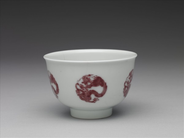 白瓷釉裡紅團龍紋杯