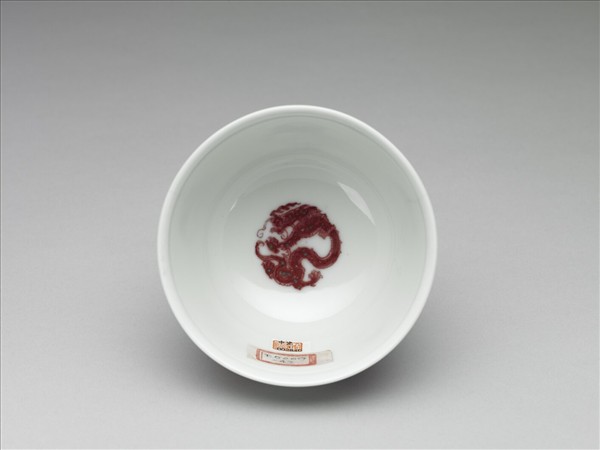 白瓷釉裡紅團龍紋杯