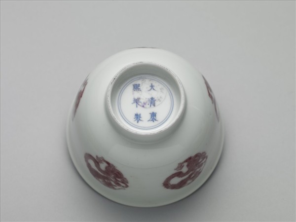 白瓷釉裡紅團龍紋杯